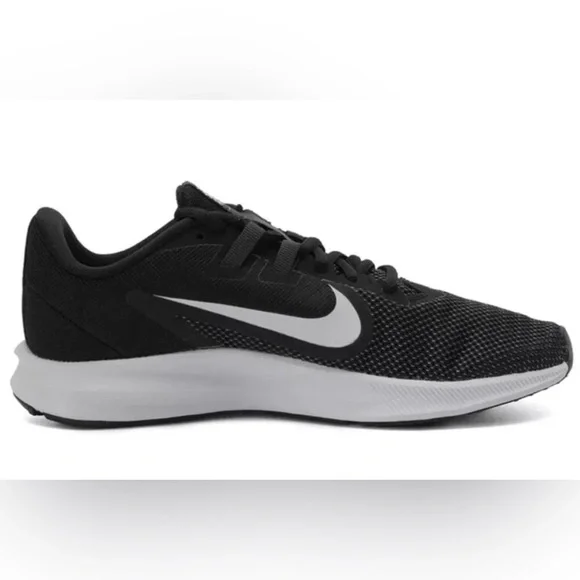 NWT- Women Nike Black Running Sneaker - Size 8 - Picture 2 of 4